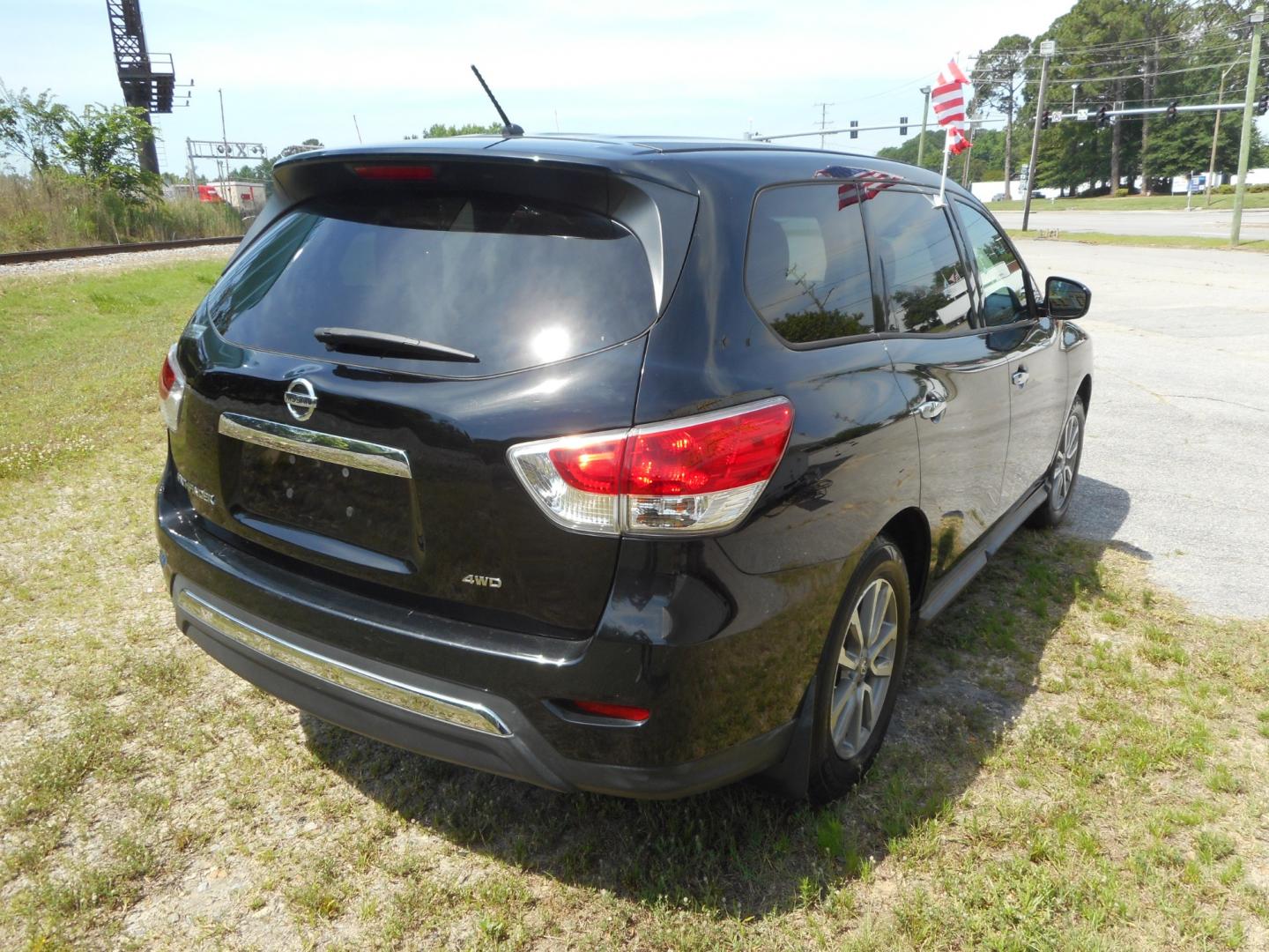 2014 Black Nissan Pathfinder S 4WD (5N1AR2MM7EC) with an 3.5L V6 DOHC 24V engine, Continuously Variable Transmission transmission, located at 2553 Airline Blvd, Portsmouth, VA, 23701, (757) 488-8331, 36.813889, -76.357597 - ***VEHICLE TERMS*** Down Payment: $1499 Weekly Payment: $110 APR: 23.9% Repayment Terms: 42 Months *** CALL ELIZABETH SMITH - DIRECTOR OF MARKETING @ 757-488-8331 TO SCHEDULE YOUR APPOINTMENT TODAY AND GET PRE-APPROVED RIGHT OVER THE PHONE*** - Photo#5